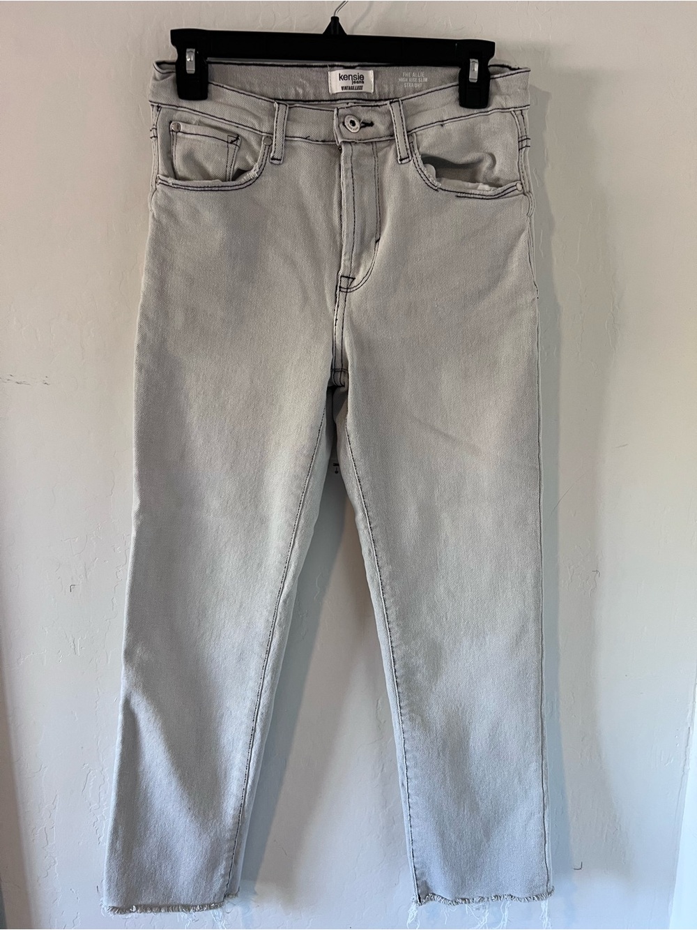 Kensie Light Gray Women’s  Slim Jeans
Size 4/27